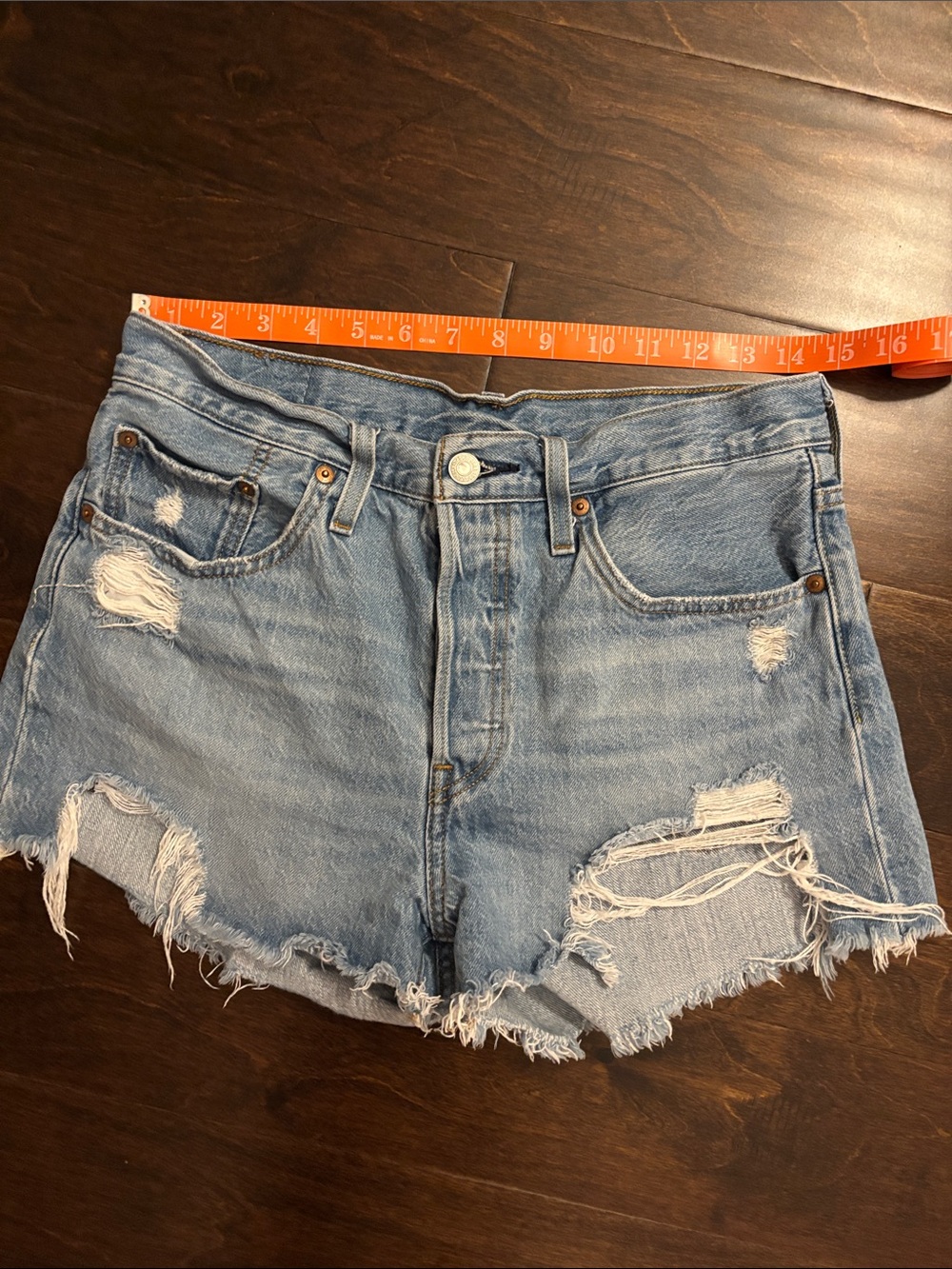 💙LEVI’S 501 Ripped Jean Shorts - Picture 5 of 7